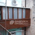 Встановлений дах із сендвіч-панелей на балконі у Львові
