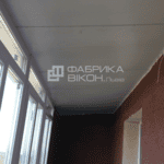 Скління балкону з установкою даху у Львові